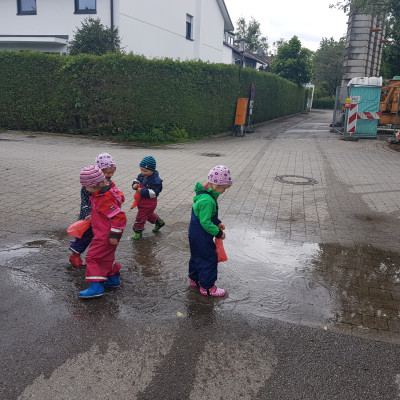 Pfützen springen